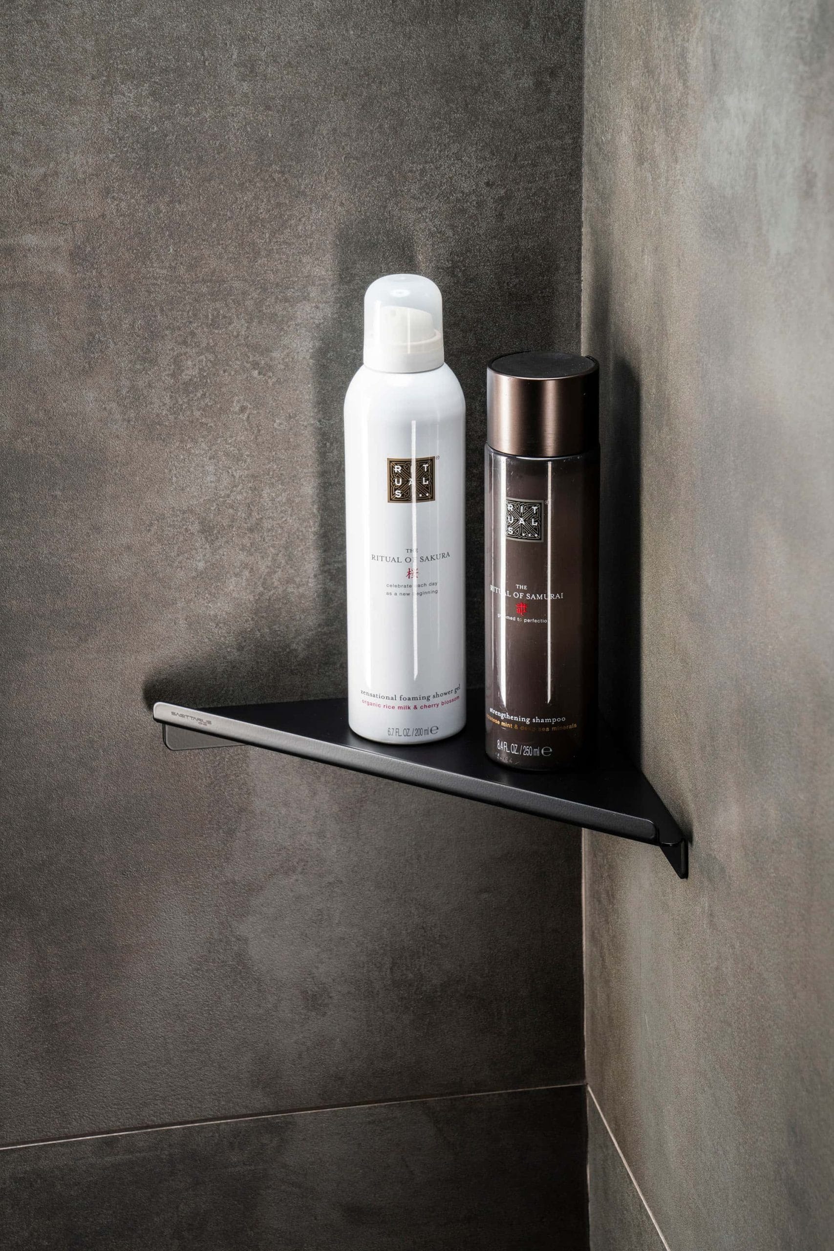 Zwarte douchekorf voor shampoo fles
