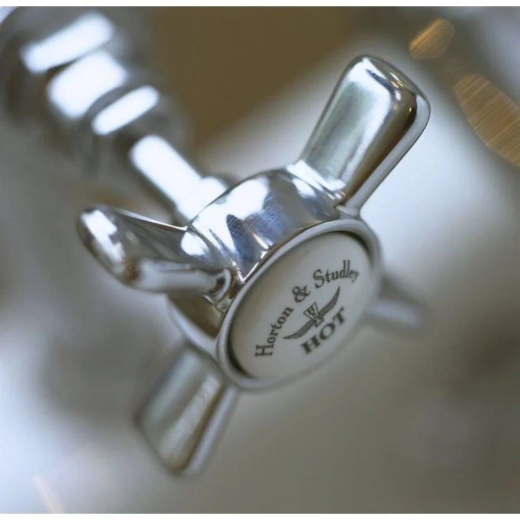 Horton & Studley Kingston HS2922 vrijstaande badkraan met handdouche in chroomDetail van de klassieke kruishendels en gebogen uitloop van de Kingston HS2922 badkraanVrijstaande badkraan HS2922 voor luxe vintage badkamerinrichtingen